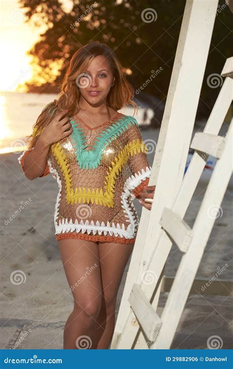 De Schoonheid Van Latina Op Het Strand Van Jamaïca Stock Foto Image