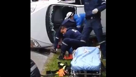 VIDEO El momento del rescate de una mujer que quedó atrapada en su