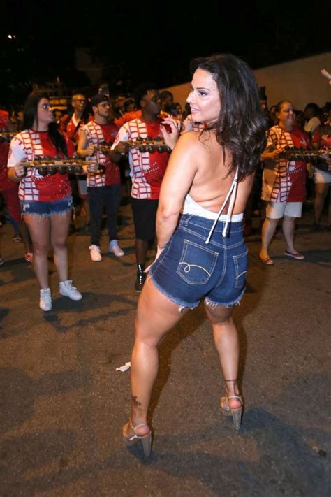 Viviane Ara Jo Mostra Samba No P Em Ensaio De Rua Do Salgueiro O Dia