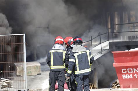 HUMO INCENDIO GIJÓN En imágenes Alarma por una gran columna de humo