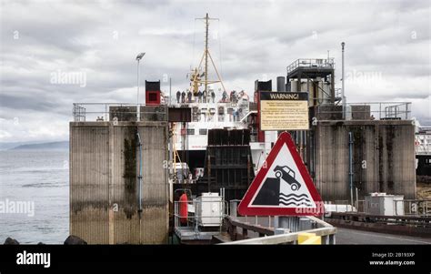 Voiture Tombant Dans Le Panneau D Avertissement D Eau Et Caledonian