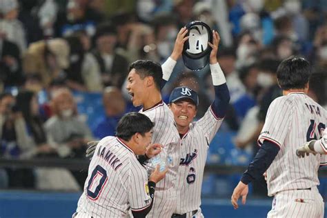 ヤクルトが今季初のサヨナラ勝ちで首位タイに浮上！ 延長十一回に中村悠平が決めた サンスポ