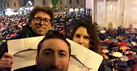 Modena Non Si Lega Il Flash Mob Delle Sardine Riempie Piazza