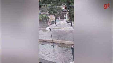 V Deo Mostra Carro Sendo Arrastado Por Onda Causada Por Caminh O Em