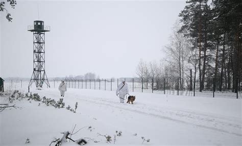 Белорусские пограничники перехватили управление и приземлили у себя ...