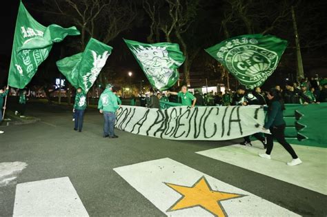 VÍDEO Torcedores do Coritiba protestam em frente ao Couto Pereira