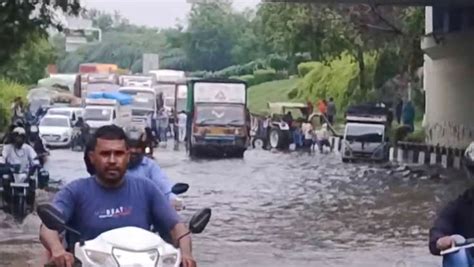 Delhi Rains एक बार फिर भारी बारिश से डूबी दिल्ली जलभराव और ट्रैफिक