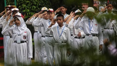 Antusias Siswa Ikuti Upacara Bendera Hari Pendidikan Nasional Di