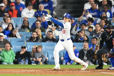 写真：大谷翔平 虫を払いのけて11本目の二塁打も再び記録更新はお預け 7試合36打席ノーアーチ 東スポweb