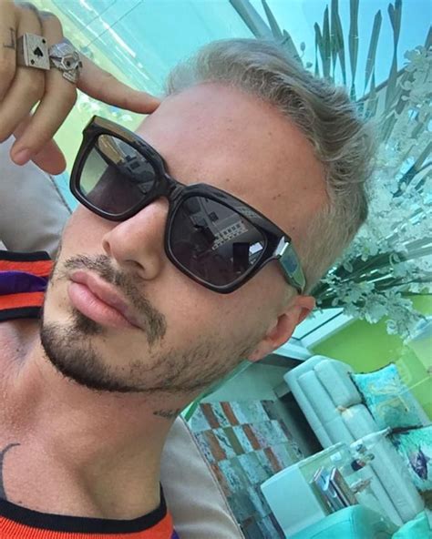 J Balvin se pintó el cabello de gris platinado y presume de su nuevo