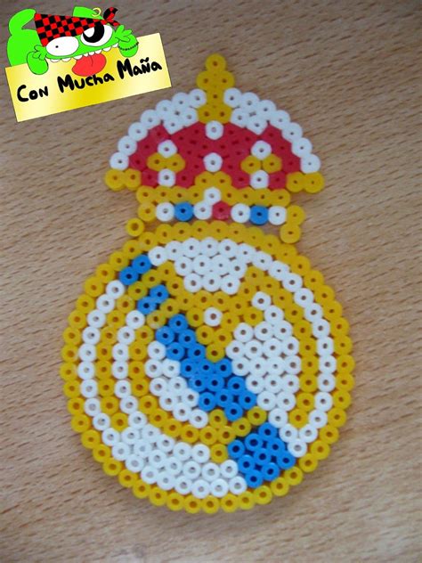 Creación y diseño de abalorios Escudo real Madrid de hama bead