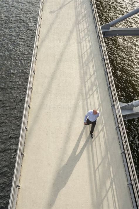 Pasarela Para Peatones Adheridos Al Puente Del Metro Sobre El Cuerno