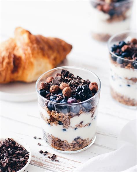 Frühstücksmüsli im Glas mit Granola Bild kaufen 13187771 Image