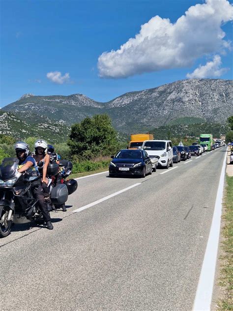 Slobodna Dalmacija Sudarili Se Kombi I Automobil Policija Regulira