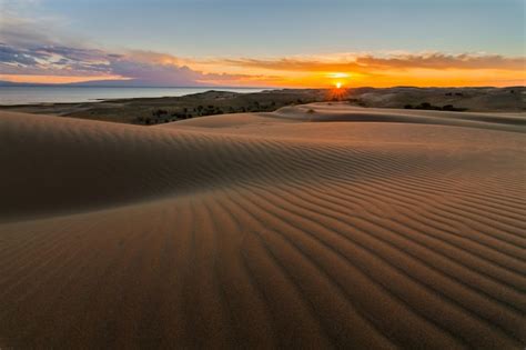 Paisagem Pitoresca Do Deserto Um P R Do Sol Dourado Sobre As Dunas