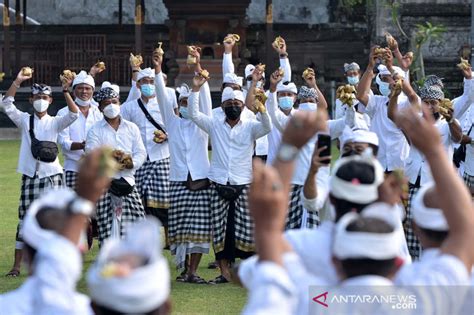 Serunya Perang Ketupat Di Bali Antara News