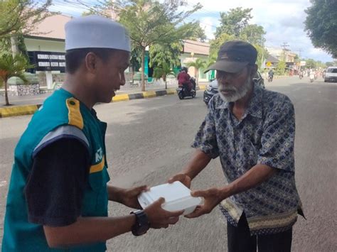 Jumat Berkah Berbagi Makanan Gratis WAHDAH INSPIRASI ZAKAT