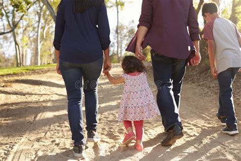 Famiglia Che Cammina Su Un Percorso Rurale Vista Posteriore Il