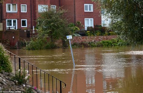 Tewkesbury remains under water for a second day with 118 flood alerts ...