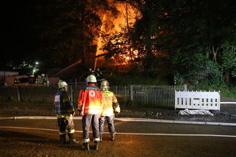 Flammen Inferno sorgt für Großeinsatz im Kreis Hof Bauernhof brennt