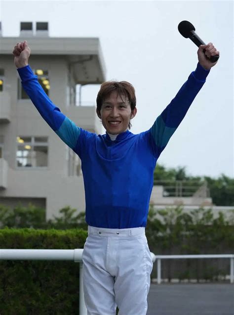 ＜福島11rラジオnikkei賞＞オフトレイルでレースを制した田辺は勝利騎手インタビューを終えガッツポーズする（撮影・郡司 修） ― スポニチ