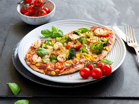 Dinkel Vollkorn Pizzafladen Mit Brokkoli Mais Garnelen Und Mozzarella