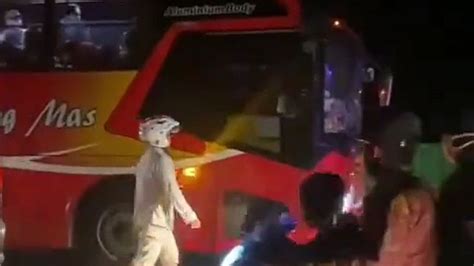 Viral Pemotor Hadang Bus Lawan Arah Di Lamongan Berujung Keributan