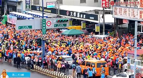 3黑衣女手捧鮮花攔轎 哭跪白沙屯媽祖繞路賜褔