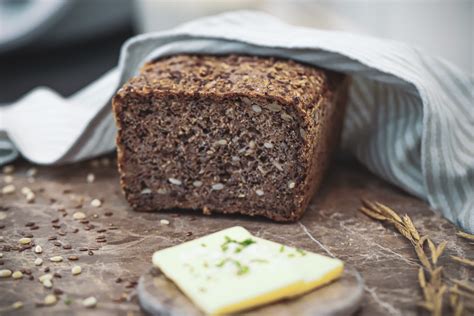 Rugbrød Opskrift på hjemmebagt rugbrød Saftigt lækkert