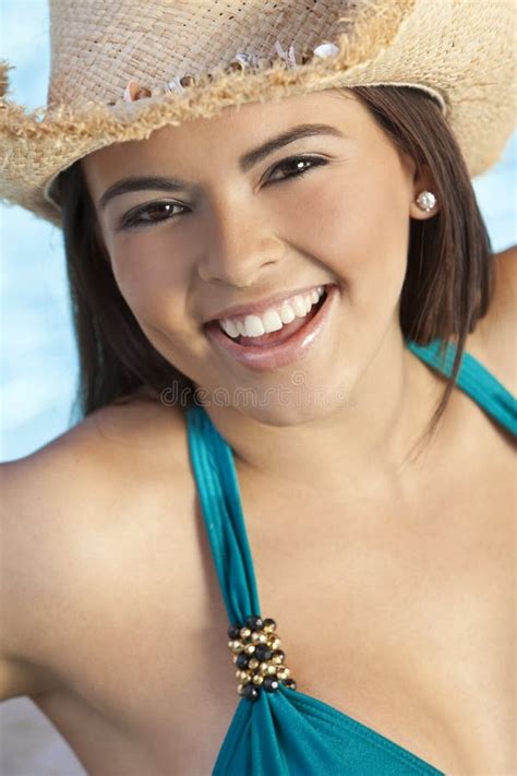 Belle Femme De Latina Dans Le Chapeau De Bikini Et De Cowboy Photo Stock Image Du Verticale