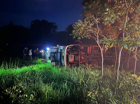 Caminhão Tomba Na Br 262 Em Anastácio E Motorista Fica Ferido O