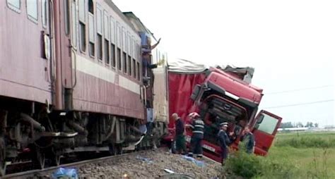 Acum accident feroviar Un tren a lovit un TIR pe calea ferată