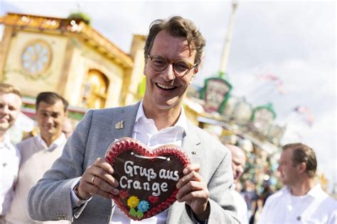 Sonne strahlt Wüst strahlt Cranger Kirmes 2023 offiziell eröffnet