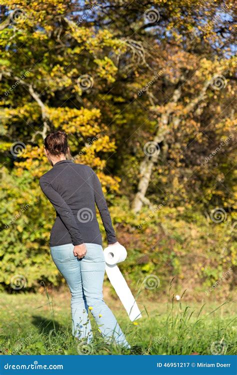 Mujer Joven Que Sufre Sobre Diarrea Imagen De Archivo Imagen De