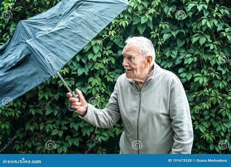 L Anziano Apre Lo Zonzo Un Vecchio Con I Baffi Che Si Nasconde Dalla