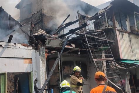 Foto Rumah Di Tambora Kebakaran Diduga Karena Ledakan Gardu Listrik