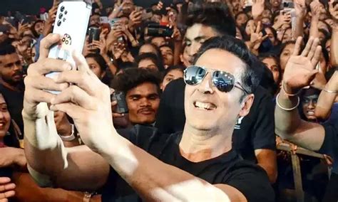 Akshay Kumar Hold New Guinness World Record For Taking Maximum Selfies