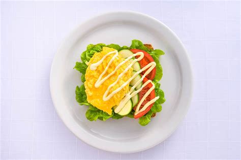 夏野菜とスクランブルエッグのサラダトーストのレシピ・作り方 とっておきレシピ キユーピー