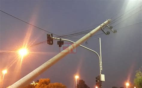 Motorista Perde Controle Bate E Quebra Poste Em Avenida No Parque