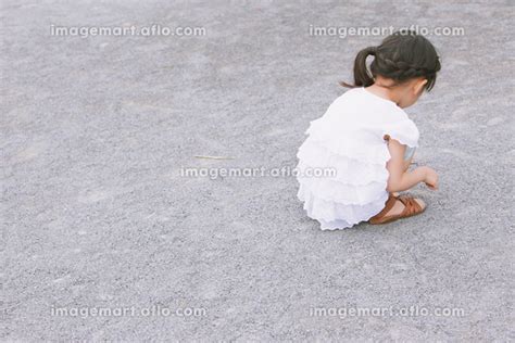 公園で遊ぶ女の子の写真素材 [129056376] イメージマート