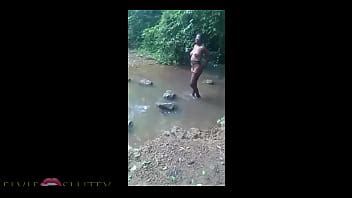 Puta africana bañándose en el río y siendo follada por desconocidos Parte 1 XVIDEOS