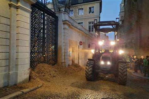 Colère des agriculteurs les manifestants déversent pneus et purin