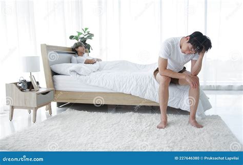 Lgbt Asian Gay Couple Querelle Et Irrité Dans La Chambre Jeune Homme Stressé Assis Au Bout Du