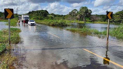 Lagoa Do Portinho Volta A Transbordar E Abre Buraco Na Br No