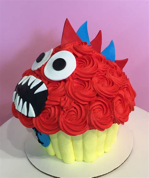 Giant cupcake cake | Simply Tale