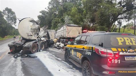 Guarania U Motorista Morre Ap S Colis O Frontal Entre Dois Caminh Es