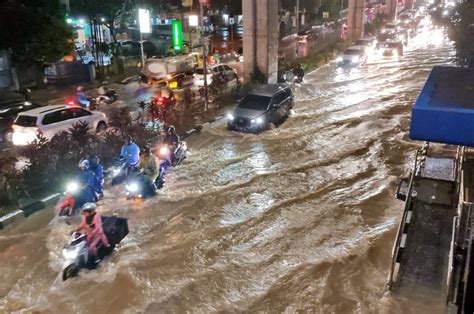 Diguyur Hujan Deras Sebagian Jalan Di Kota Palembang Terendam Banjir