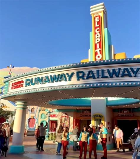 How To Ride Disneylands Mickey And Minnies Runaway Railway Lola Lambchops