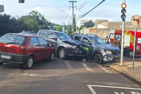 Três veículos colidem no centro de Francisco Beltrão e uma pessoa fica