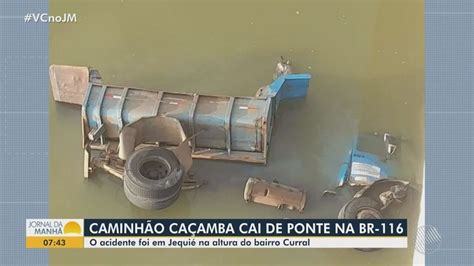 Caminhão destrói mureta de ponte e despenca de altura de cinco metros